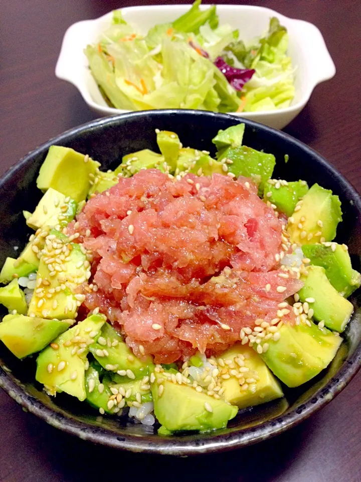 Snapdishの料理写真:アボカド＆マグロたたき丼|yumikoさん