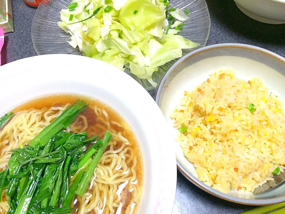 Snapdishの料理写真:小松菜万能ネギのせラーメン、チャーハン、やみつきキャベツ|ms903さん