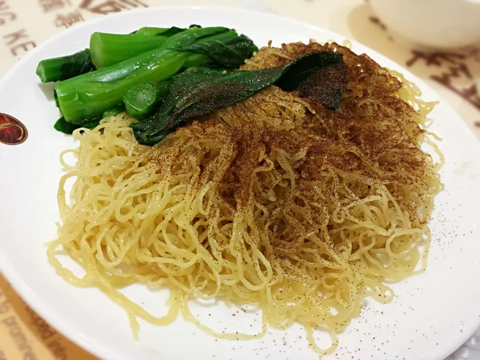 Snapdishの料理写真:shrimp roe hk egg noodle|Yvonne C.さん