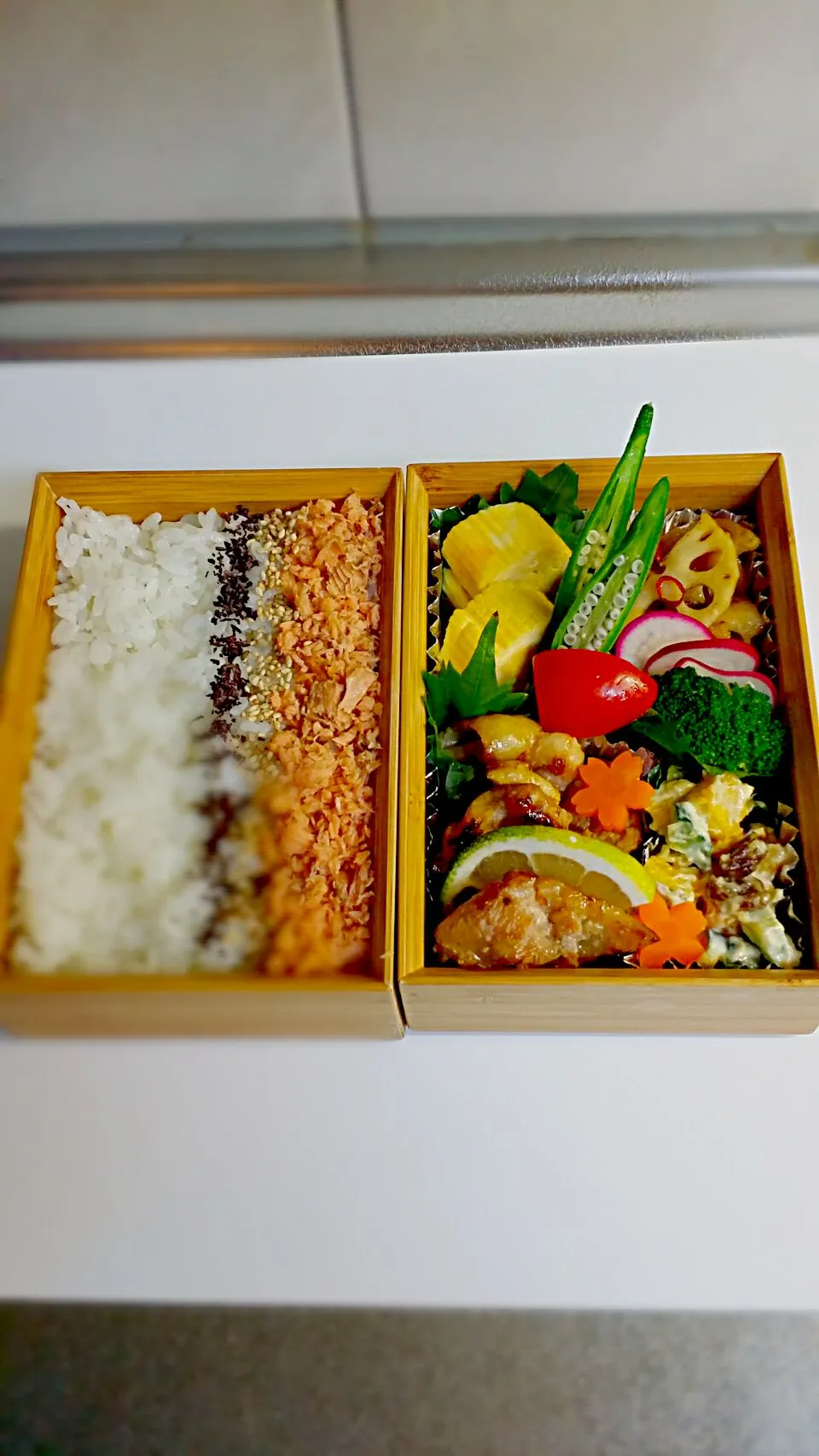 《木曜日のお弁当》🍱

・蓮根のピリ辛きんぴら
・だし巻き玉子
・カボチャとレーズンのサラダ
・塩麹漬チキン焼き
・温野菜

行ってらっしゃ～い♡|藤田 まり子さん