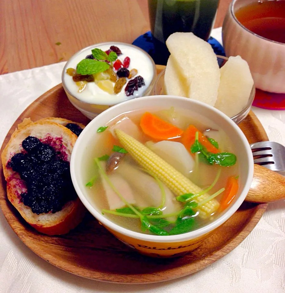 Vegetable and bacon soup, baguette with blueberry jam, Greek yogurt with condensed milk and dried fruits, fresh pear|Kumigarさん