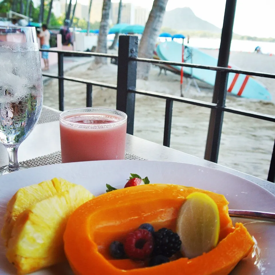 Breakfast 🍍🍉🍈 Tropical Fruits and Fresh Guava Juice|tayukoさん