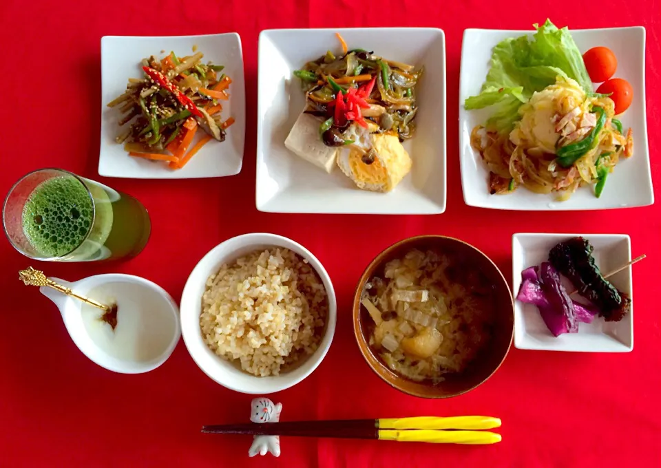 朝ごはんは勝負飯^o^湯豆腐と巾着卵の野菜あんかけ、コーンポテトサラダにオニオンベーコンソテートッピング、きんぴらごぼうこんにゃく入り^_^💕|はみちゃんさん