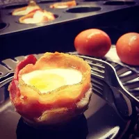 Bacon and egg toast cups. (Easy way to make in cupcake tin) カップケーキ型で作る、簡単ベーコン卵トースト