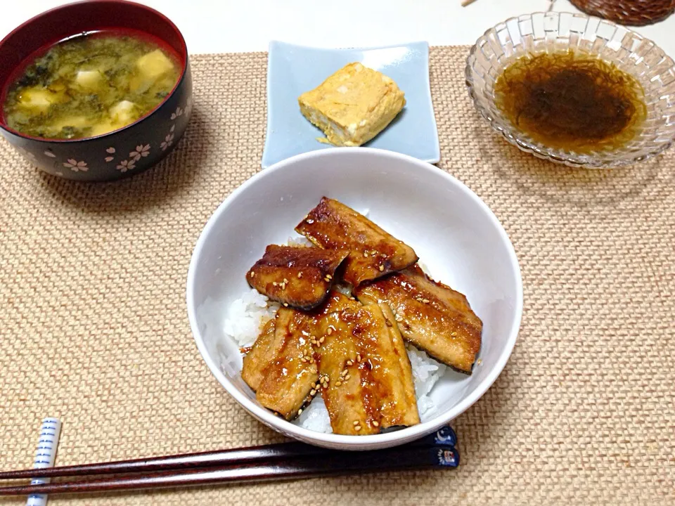 秋刀魚の蒲焼丼 だし巻き もずく酢 あおさと豆腐の味噌汁|にゃろめさん