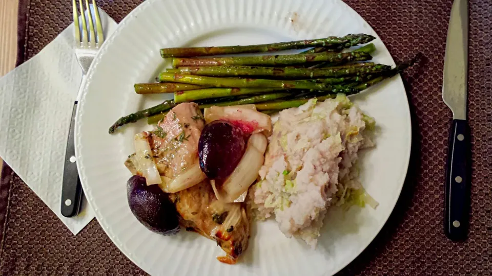 Snapdishの料理写真:My Purple Plate - Roasted Plum Pork Tenderloin, Lavender Colcannon, Purple Asparagus|Y-vo Martinezさん