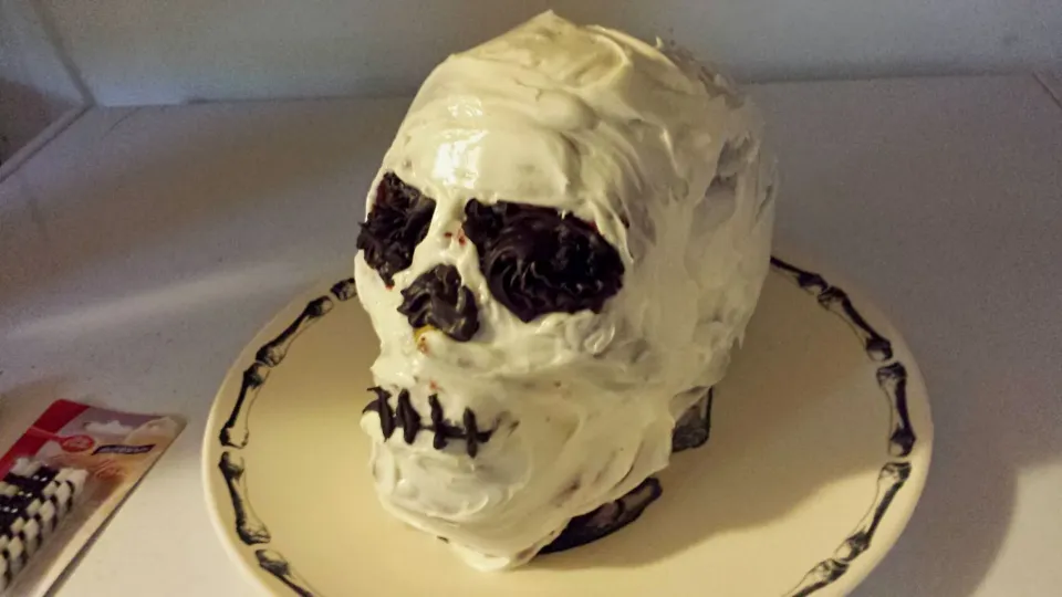 Ice Cream Skull Cake - Red velvet Cake,  Strawberry Ice Cream, Cream Cheese Frosting|Y-vo Martinezさん