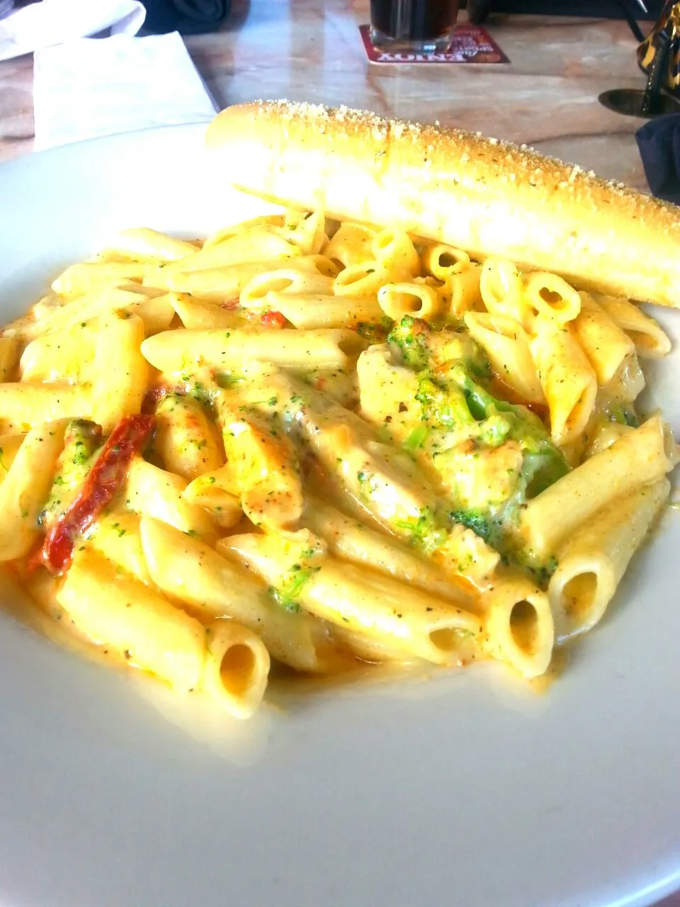 Snapdishの料理写真:chicken  pasta dinner with garlic bread|Latiska Ree Arringtonさん