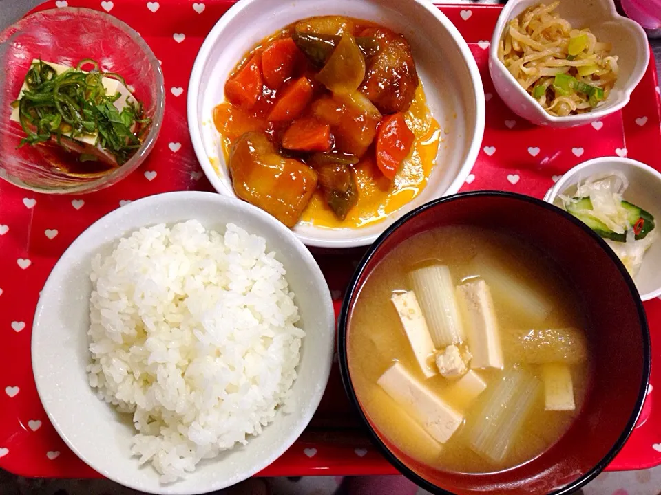 Snapdishの料理写真:ごはん、豆腐とネギと油揚げの味噌汁、酢豚、もやしのネギポン酢漬け、大葉冷奴、浅漬け|なちんさん