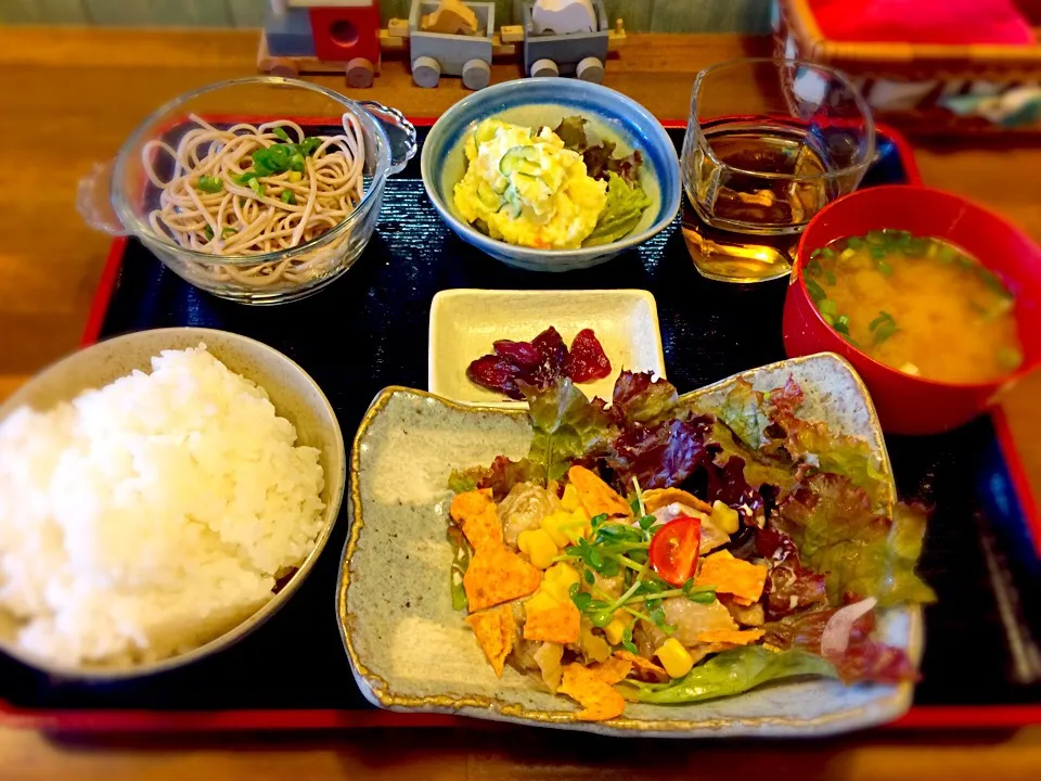 チキンソテーのサラダ仕立て、ポテトサラダ、和そば、シメジの味噌汁、ガスで炊いたご飯、香の物。|えすとさん