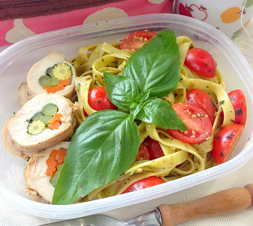 Pesto sauce fettuccine with pan friend chicken rolls|Kumigarさん