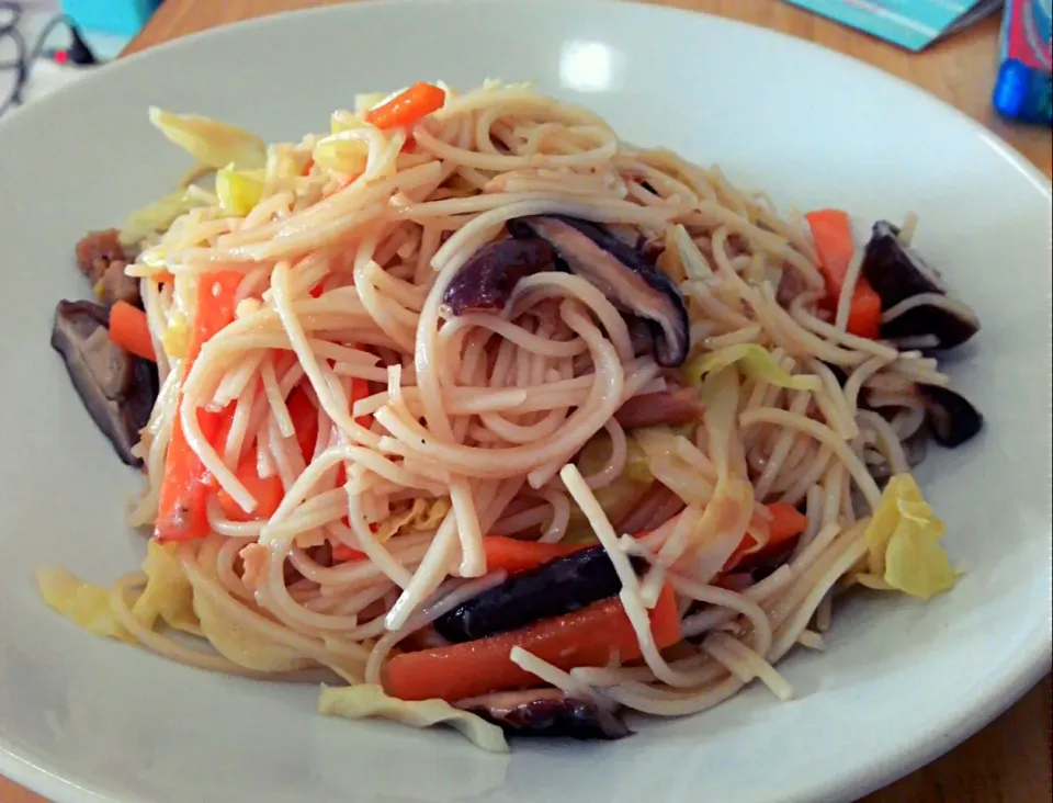 homemade stir fried noodle with veggie and mushroom.|Zhinitaさん