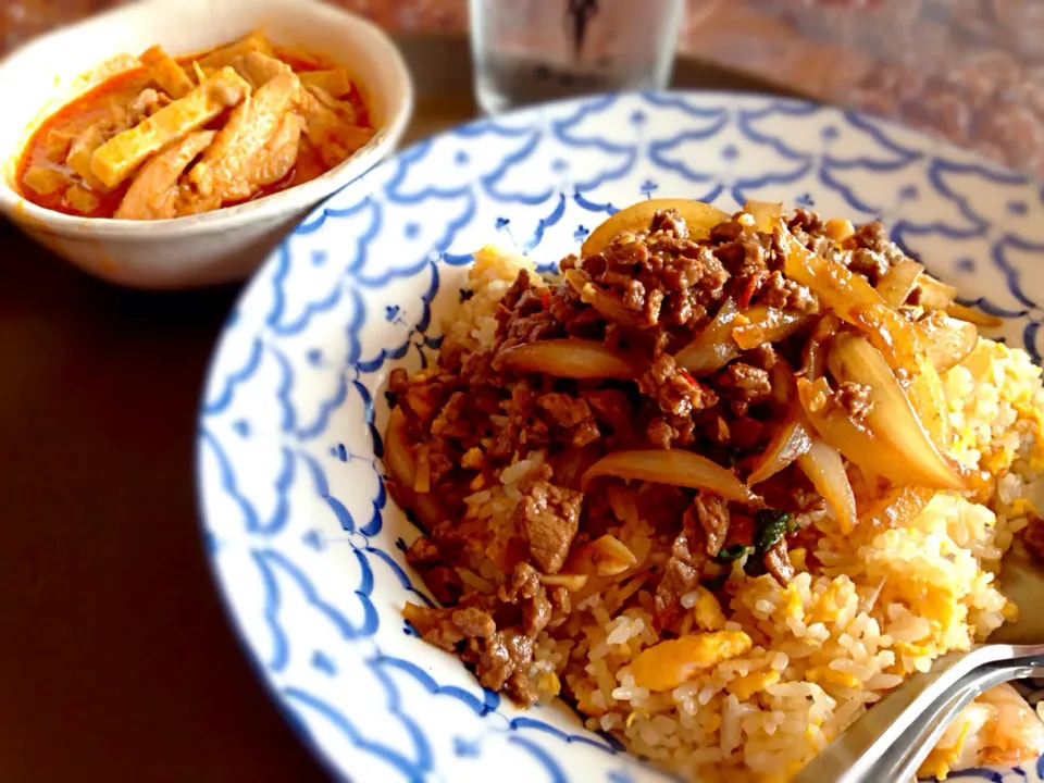 タイのチャーハン、牛肉のカパオ、そしてレッドカレーです。|エミさん