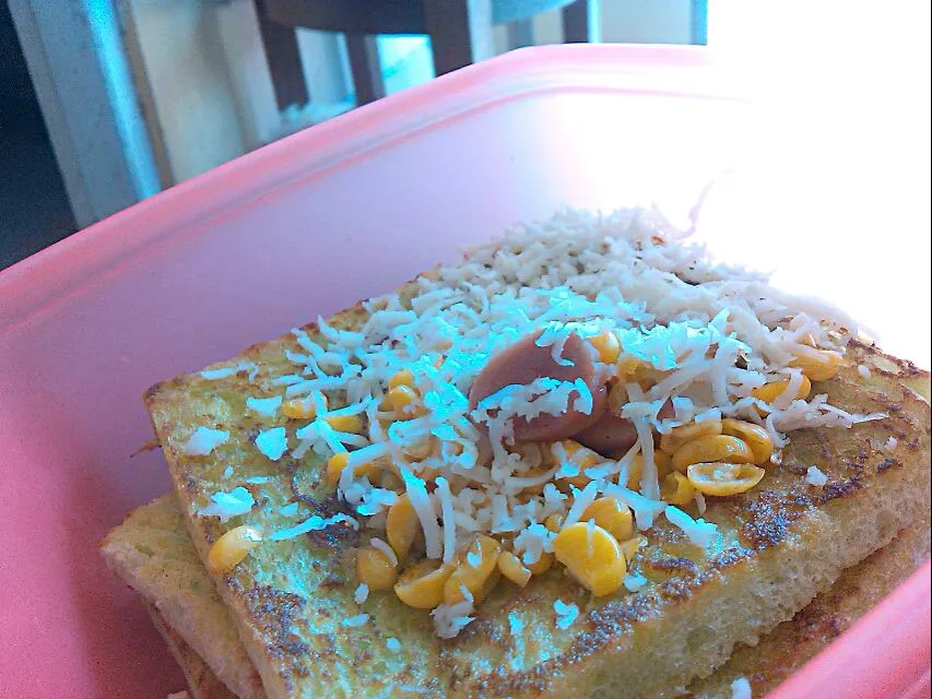 Snapdishの料理写真:Cheesy Egg bread with corn and saussage #snack #teatime #nomnom #delicious #lunch|Angelia Jwalitaさん