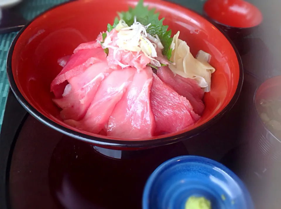 Snapdishの料理写真:ゴルフ場⛳️お昼飯「マグロ丼」😋|アライさんさん