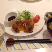 Snapdishの料理写真:半熟卵のメンチカツ|＼(^o^)／さん