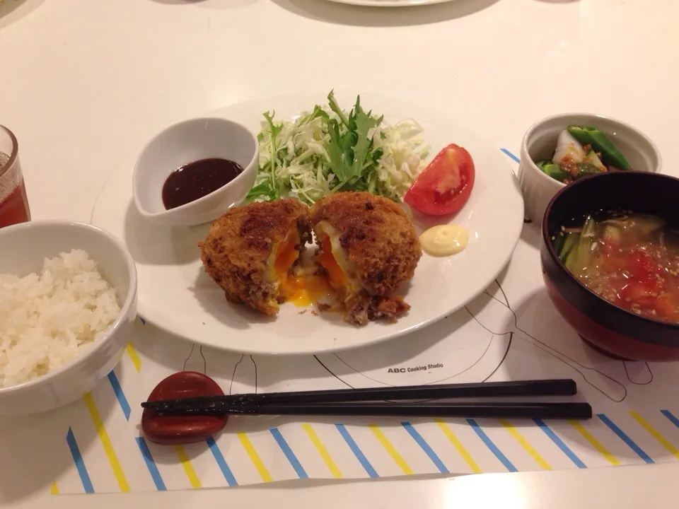 Snapdishの料理写真:半熟卵のメンチカツ|＼(^o^)／さん