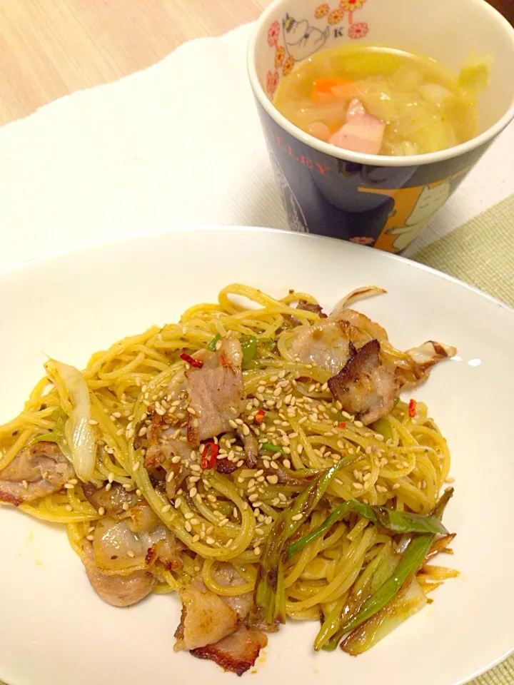 Snapdishの料理写真:お一人様ごはん☆豚とネギの高菜パスタとキャベツとベーコンのスープ|sono.kさん