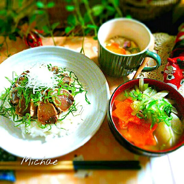 丼de夕ごはん♪(*^^*)
＊鰹のたたき丼
＊茶碗ならぬカップ蒸し
＊根菜のお味噌汁|michaeさん