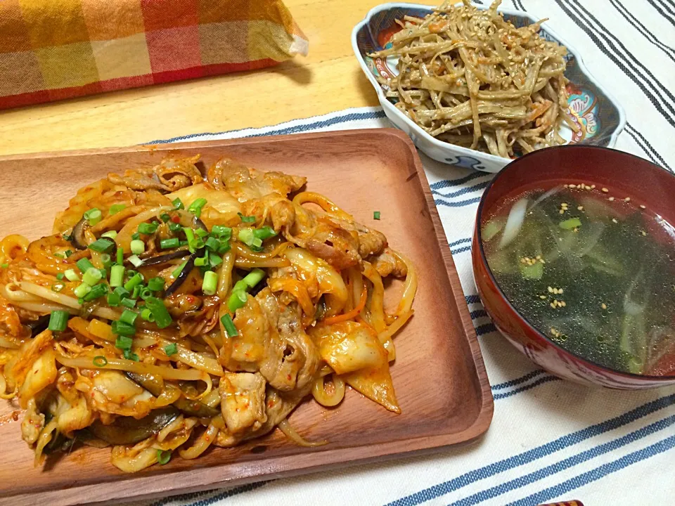 豚キムチ焼きうどん、ごぼうサラダ、わかめスープ|misakiさん