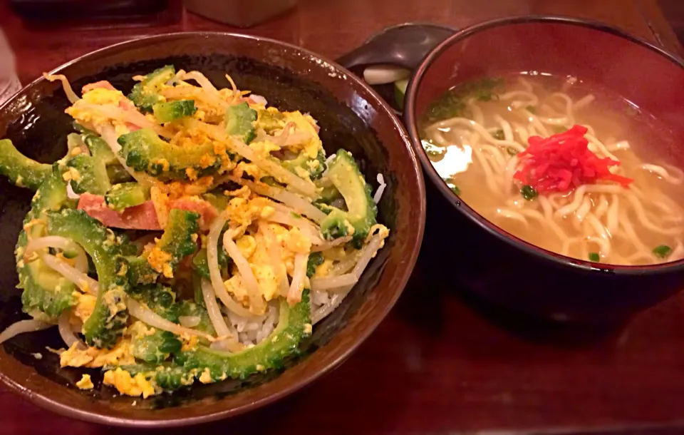 ゴーヤチャンプル丼とミニソバ|toshi,I🍴さん