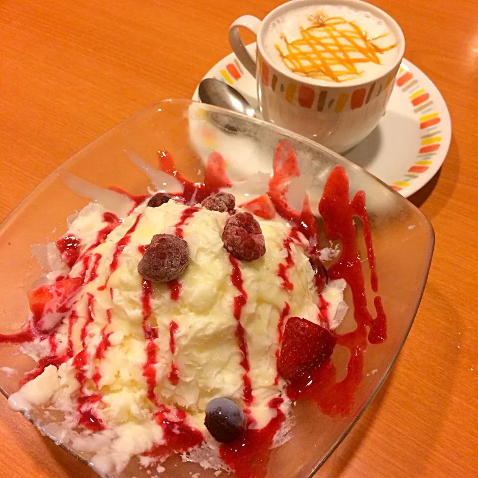 Snapdishの料理写真:ふわふわアイス🍓＆カプチーノ|inukaimizukiさん