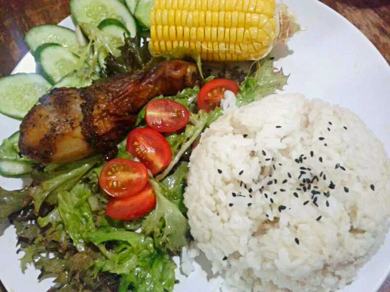 grilled chicken with salad in Japanese vinegratt sauce served with rice 
 #healthydiet #foodie #foodporn #fusion # Yummilicious #wholesomemeal #homemade|Kenex Kum Chee Kuanさん