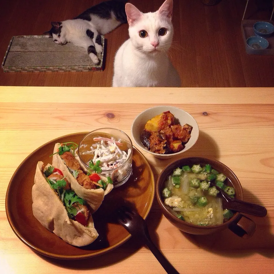 ピタパンでバインミー風。野菜のトマトスパイス煮込み。|naouさん