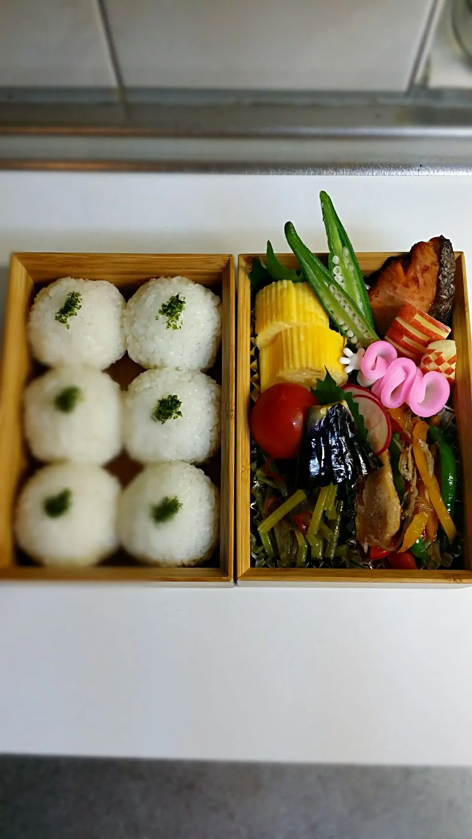 《金曜日のお弁当》🍱

・プレーンだし巻き玉子
・豚トロ、しらす、3食ピーマンソティー
・芋じくピリ辛炒め
・鮭焼き
・素揚げ🍆

行ってらっしゃ～い♡|藤田 まり子さん