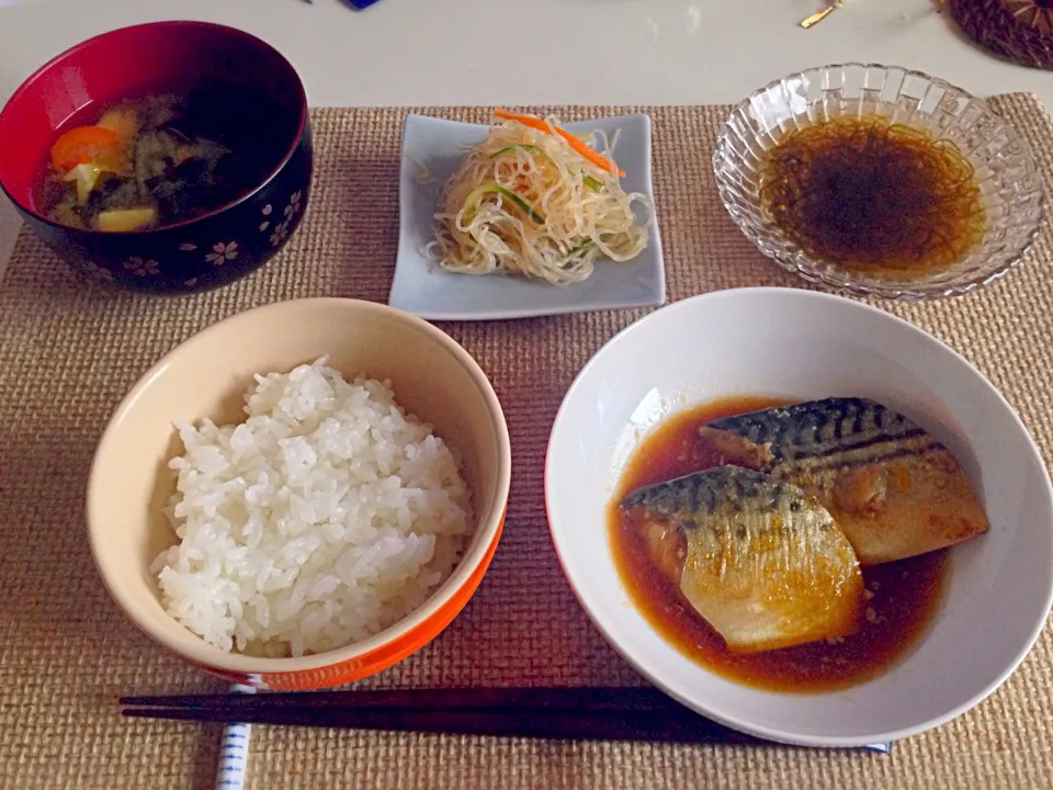 Snapdishの料理写真:鯖のみぞれ煮 春雨サラダ もずく酢 人参わかめ豆腐の味噌汁|にゃろめさん