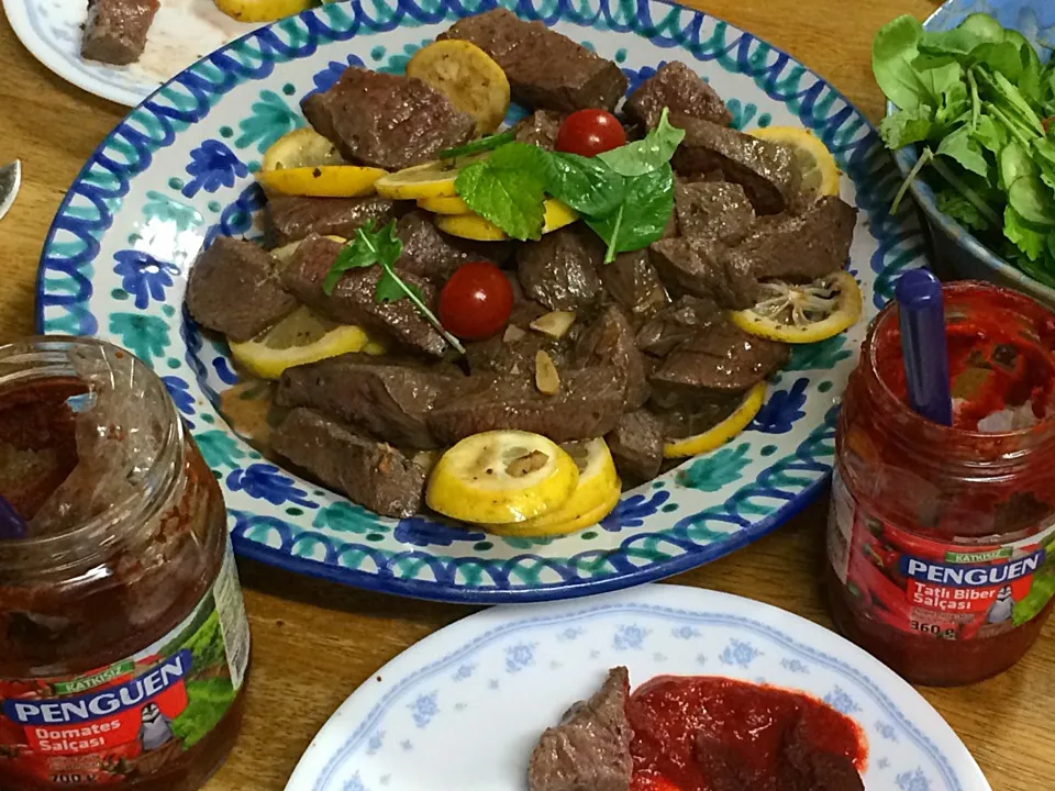 肉！トルコ風スパイスとレモンを効かせて、トルコのパプリカとトマトのペーストで。|Hiromichi  Inudukaさん