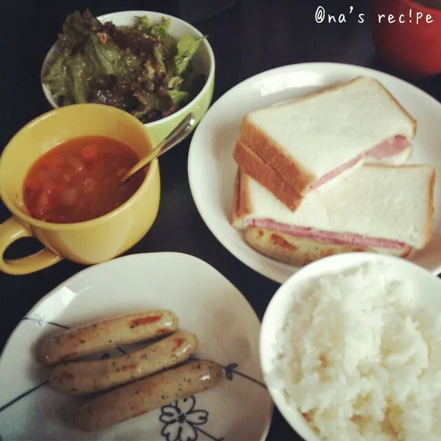 おはようございまーす＼(^o^)／
朝はお米が良いと言う旦那ちゃん。
でも今日の朝食は、サンドイッチだから
主人には、お米も置いて一応サンドイッチも置いてみたら…両方とも食べた！Σ(･ω･ﾉ)ﾉ
朝から凄い食欲！
まぁ、朝から元気に食べるのは良い事ですね♪|Kashimanakitchenさん