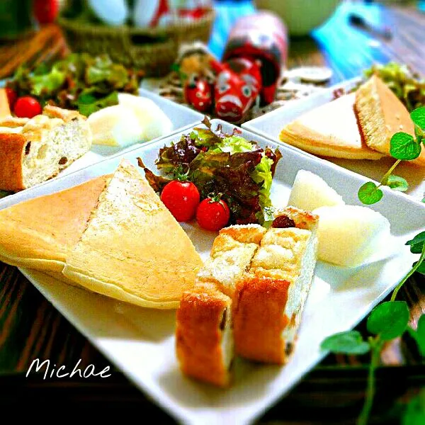 あま～い朝ごはん♪
＊葡萄パン
＊ホットケーキ
＊レタスサラダ
＊梨|michaeさん