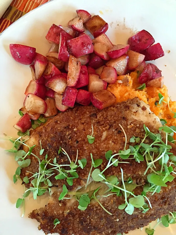 pecan tilapia, maple mashed sweet potaoes, radishes|Matthew Cashenさん