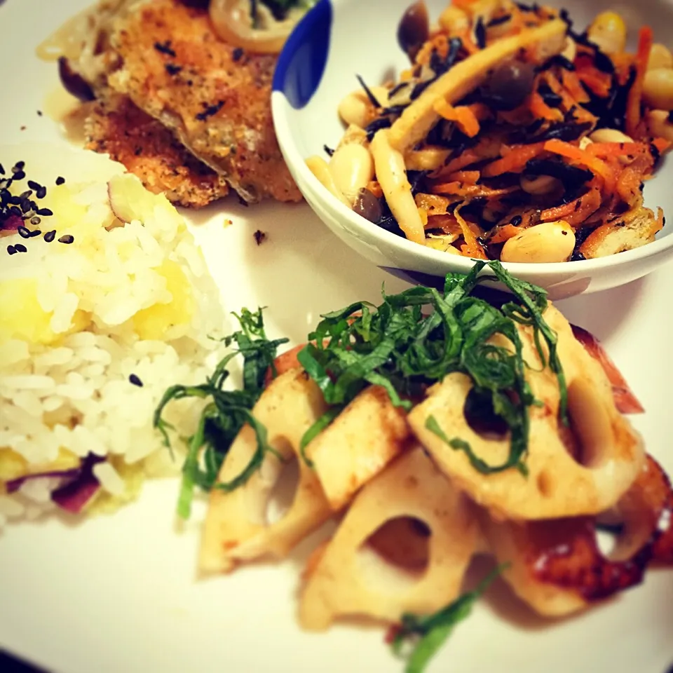 鮭のパン粉焼き❤ペペロンレンコン❤さつまいもご飯❤ヒジキの煮物|rieさん