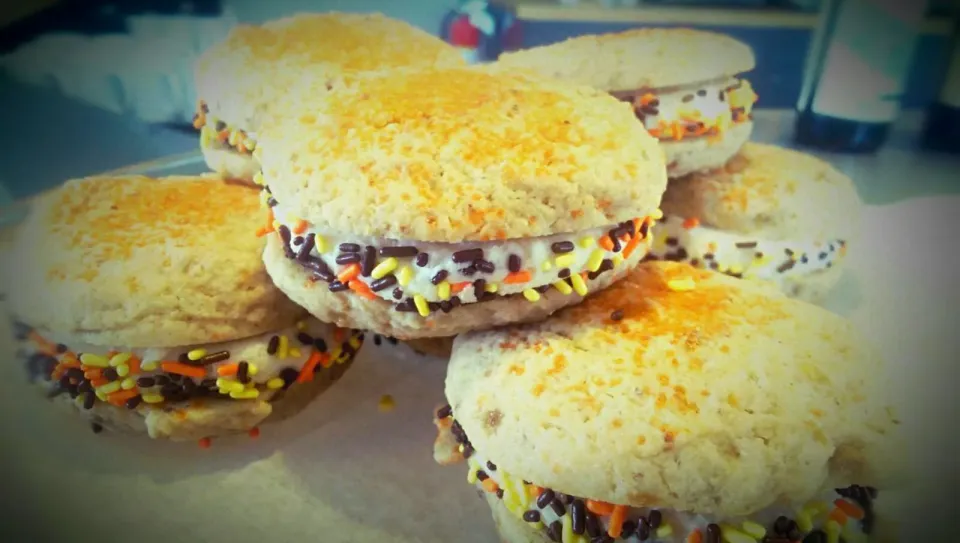 Banana Macadamia Nut Whoopie Pie w/ Ginger Spice Butter Cream|Y-vo Martinezさん