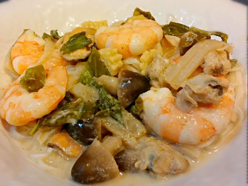 seafood green curry over somen noodles|Jiraphon Gさん