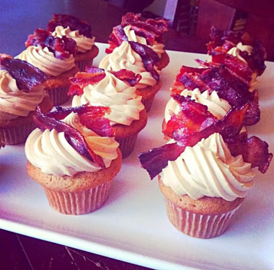 Buttermilk "pancake" cupcake, with Maple Buttercream, and Candied Bacon|Jenn Strangeさん