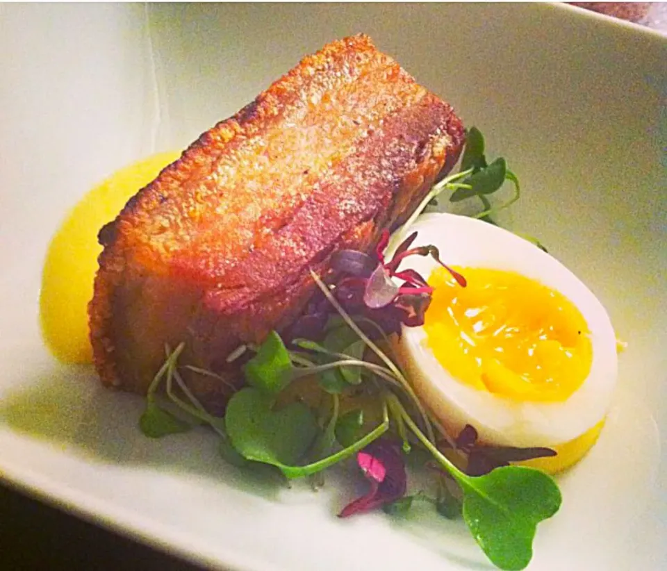 Crispy Pork Belly, six Minute Egg, and Bacon Hollandaise. ... yum...|Jenn Strangeさん