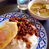 タイの牛肉のカパオ、目玉焼き、そしてグリーンカレーです。|エミさん