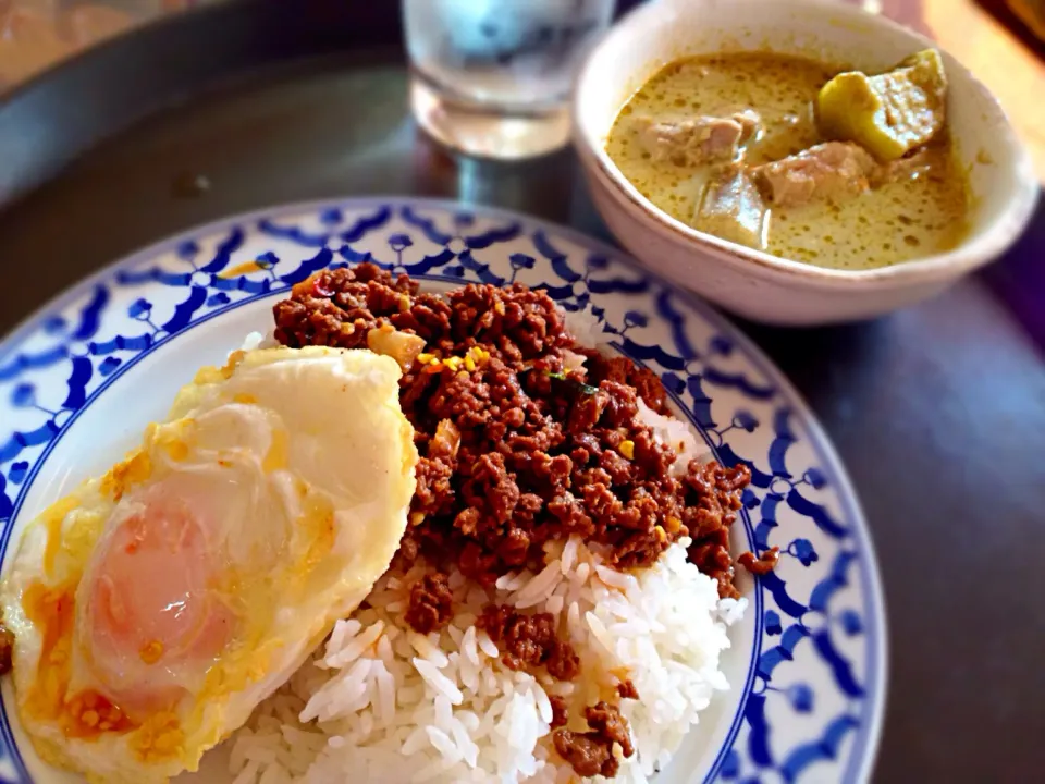 Snapdishの料理写真:タイの牛肉のカパオ、目玉焼き、そしてグリーンカレーです。|エミさん