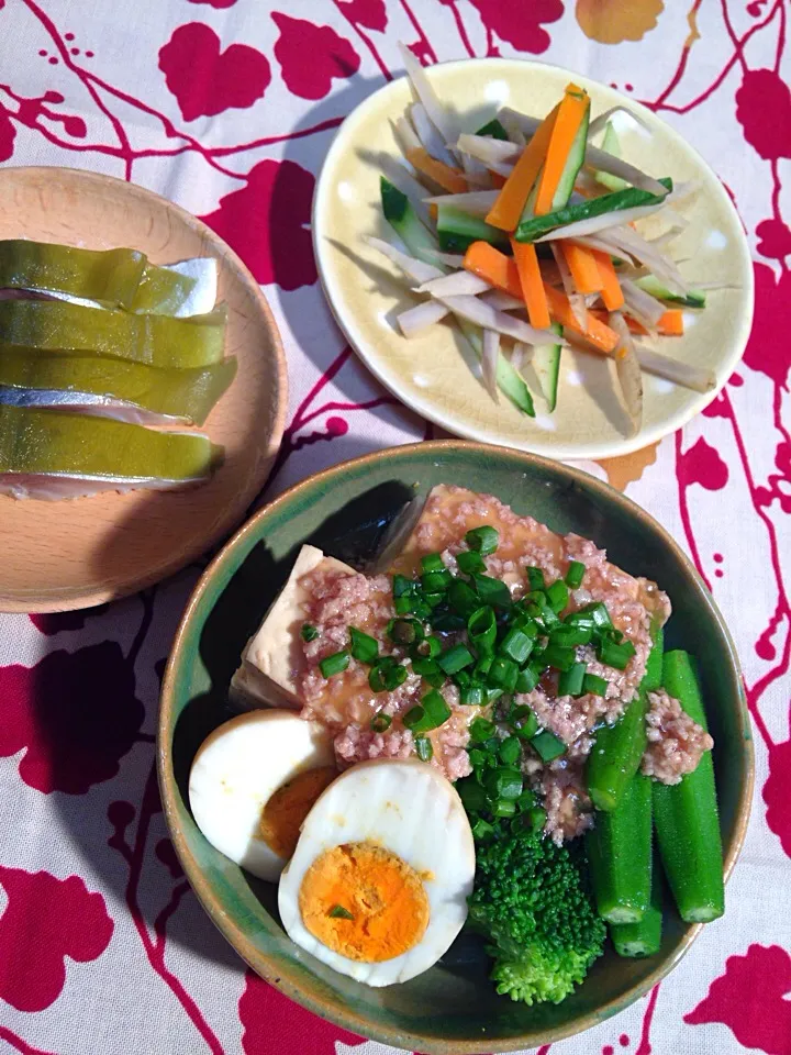 Snapdishの料理写真:おでんの 残り汁の鶏挽肉餡掛け 煮奴 緑の野菜添え|kazさん