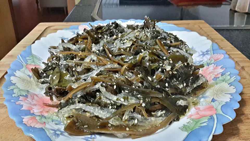 Ensalada de algas wakame, spaguetti de mar y agar agar, con vinagre de arroz, semillas y aceite de sésamo y un toque de sirope de agave.|nuria wassabiさん