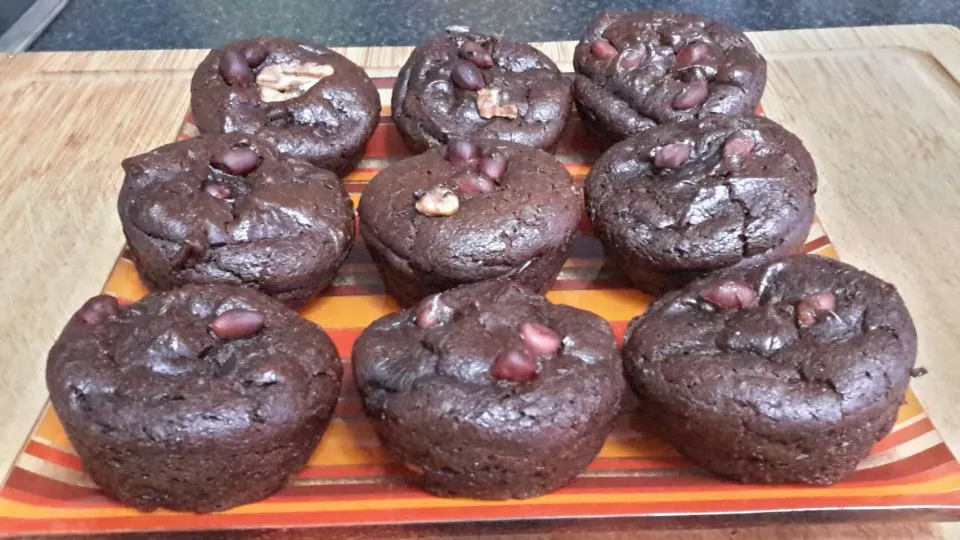 Mini-Brownies veganos super esponjosos de chocolate y frutos secos.|nuria wassabiさん