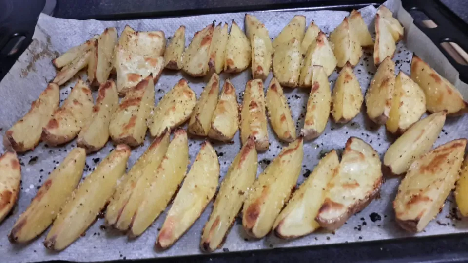 Snapdishの料理写真:Deliciosas y humildes patatas asadas al toque de pimienta y ajo!!!|nuria wassabiさん