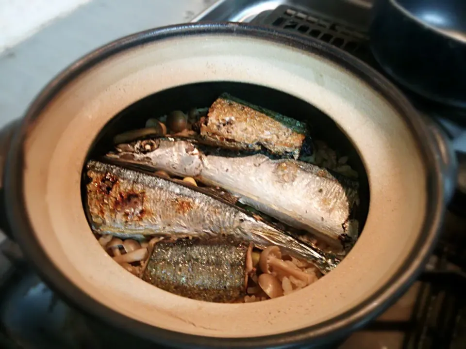 Snapdishの料理写真:土鍋炊飯で秋刀魚の炊き込みご飯＼(^^)／|quitaさん