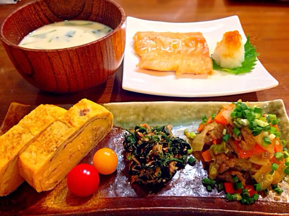 ⭐️とろサーモンの干物（塩）⭐️白菜と春雨の炒め物 ⭐️ほうれん草とツナの和え物 生姜風味 ⭐️卵焼き ⭐️小松菜とえのきの豆乳味噌汁|よっちぃさん