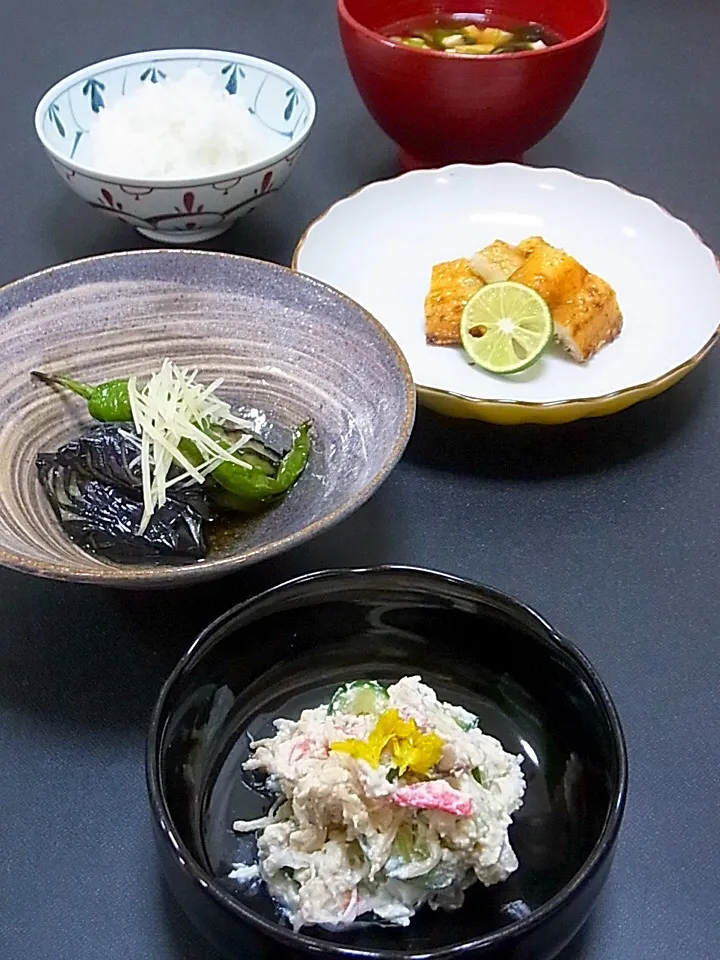 今晩は、鱧玉醬油焼き すだち、白和え カニ 胡瓜 菊花 椎茸 えのき、茄子と甘唐の揚げびたし 針生姜、豆腐とワカメの味噌汁、ご飯

鱧の季節もそろそろ終わり。焼きだれに卵黄を混ぜて焼くと、コクのある美味しさです。

今日一番手間を掛けた白和えは、下味に手を掛けただけあって、優しく奥深い美味しさ。大徳寺麩が無かったので干|akazawa3さん