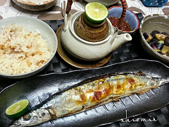 お夕飯
今夜は秋の味覚満載！

秋刀魚の塩焼き
きのこの土瓶蒸し
アサリご飯
イクラの醤油漬け
茄子の糠漬け|シオミン shiominさん