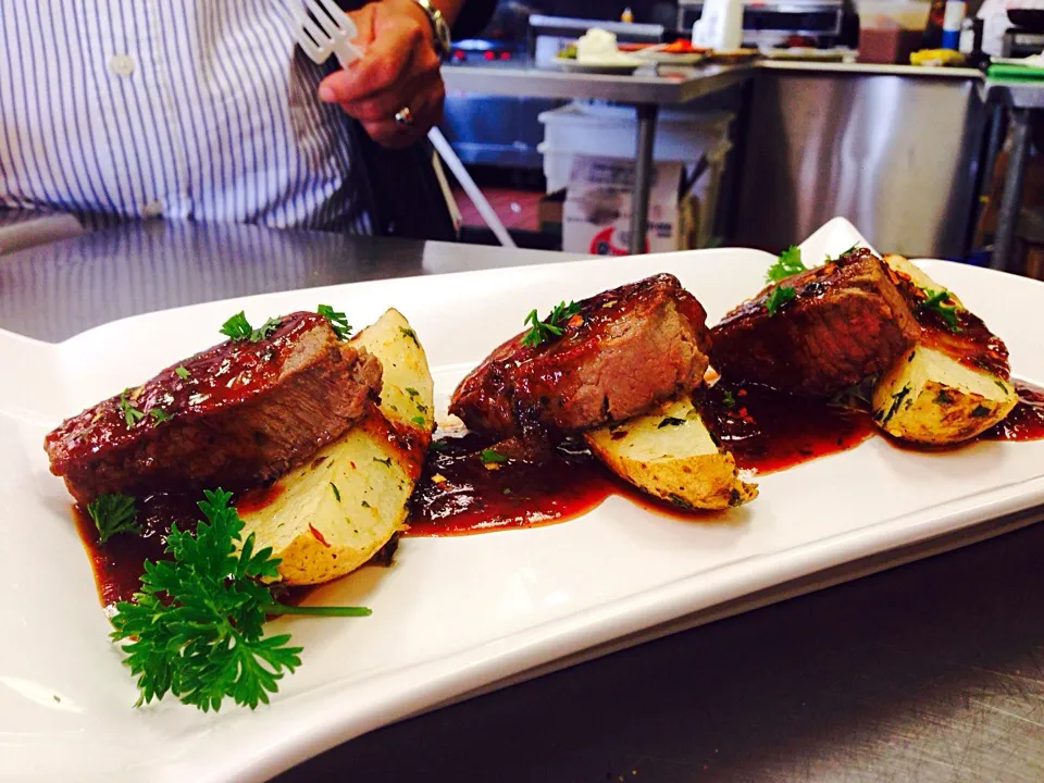 Beef tenderloin/shallot reduction/steak fries!|Edgar Rodriguezさん